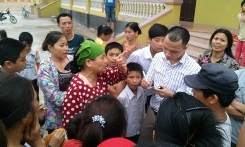 Phụ huynh giăng biểu ngữ đòi giữ lại hiệu trưởng - ảnh 2