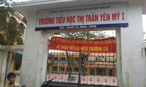 Phụ huynh giăng biểu ngữ đòi giữ lại hiệu trưởng - ảnh 1