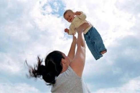 Rung lắc mạnh, mẹ Việt vô tình 'giết' con? - ảnh 2