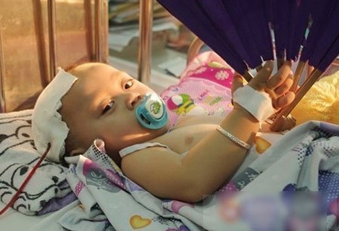 Rung lắc mạnh, mẹ Việt vô tình 'giết' con? - ảnh 1