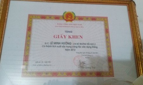 Vụ giăng biểu ngữ: Tạm dừng điều chuyển hiệu trưởng - ảnh 2