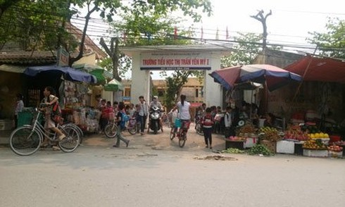 Vụ giăng biểu ngữ: Tạm dừng điều chuyển hiệu trưởng - ảnh 1