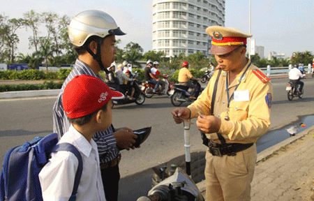 Hà Nội: Từ 8/4, xử phạt khi trẻ em không đội mũ bảo hiểm - ảnh 1