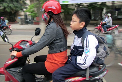 Mẹ ở lại nộp phạt, CSGT đưa con đến trường - ảnh 1
