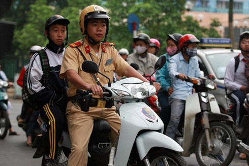 Mẹ ở lại nộp phạt, CSGT đưa con đến trường - ảnh 10