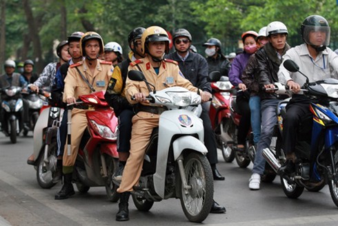 Mẹ ở lại nộp phạt, CSGT đưa con đến trường - ảnh 11