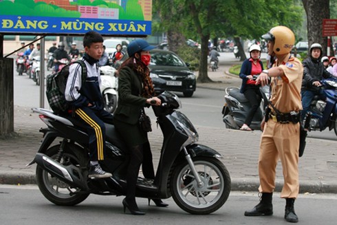 Mẹ ở lại nộp phạt, CSGT đưa con đến trường - ảnh 3