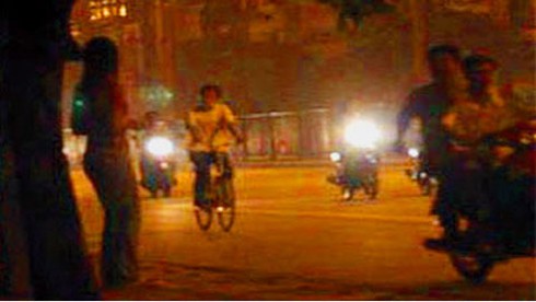 Gái “đứng đường” ở Hà Nội gia tăng - ảnh 1
