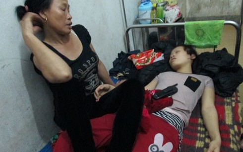Thiếu nữ bị cắt tóc, cạo sạch lông mày - ảnh 1