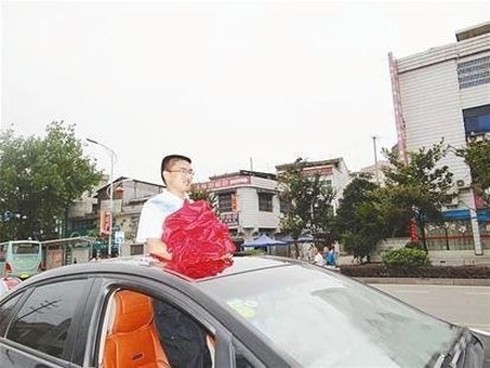 Trường tư thục tạc tượng sinh viên thủ khoa - ảnh 1