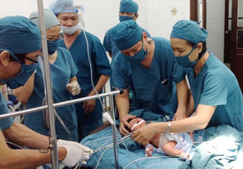 Cứu một trẻ sơ sinh suýt bị đưa về nhà chờ chết - ảnh 1