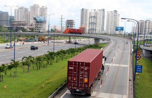 Lý giải nguyên nhân lật container tại điểm đen cầu vượt Cát Lái - ảnh 1