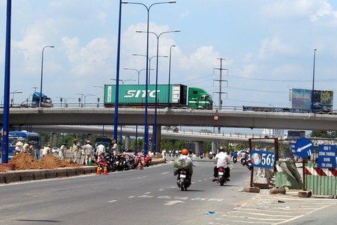 Lý giải nguyên nhân lật container tại điểm đen cầu vượt Cát Lái - ảnh 2