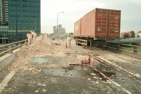 Lý giải nguyên nhân lật container tại điểm đen cầu vượt Cát Lái - ảnh 3