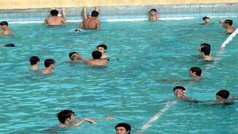 Thiếu nữ bị 'sàm sỡ' ngay tại bể bơi - ảnh 1