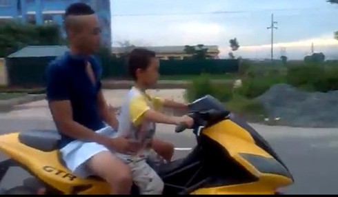 Thiếu ý thức khi cổ vũ bé trai cưỡi xe phân khối lớn - ảnh 1