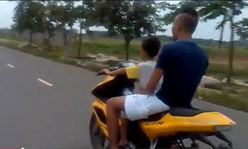 Thiếu ý thức khi cổ vũ bé trai cưỡi xe phân khối lớn - ảnh 2