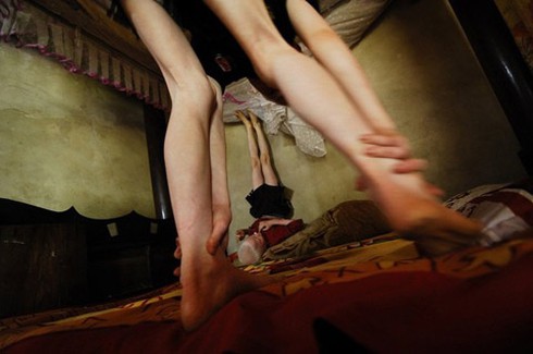 Bộ ảnh độc về cặp song sinh bạch tạng ở Hà Tĩnh - ảnh 6