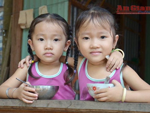 Về ấp sinh đôi: Những chuyện nhầm lẫn hài hước - ảnh 2