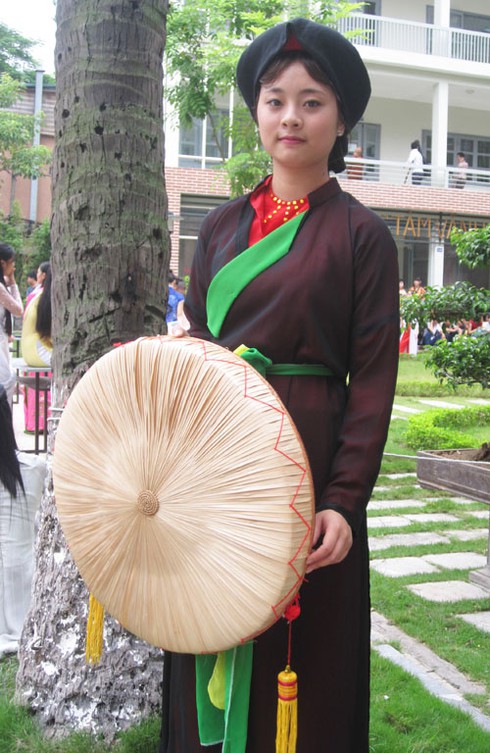 Nữ sinh mặc áo tứ thân, đội khăn mỏ quạ... thi đại học - ảnh 1