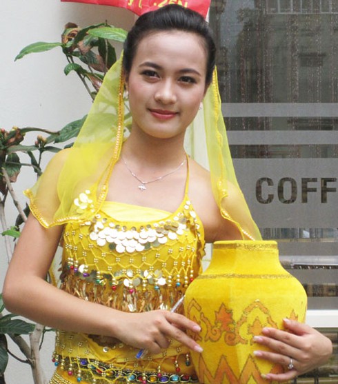 Nữ sinh mặc áo tứ thân, đội khăn mỏ quạ... thi đại học - ảnh 3