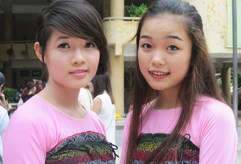 Nữ sinh mặc áo tứ thân, đội khăn mỏ quạ... thi đại học - ảnh 5