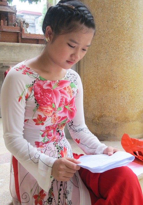 Nữ sinh mặc áo tứ thân, đội khăn mỏ quạ... thi đại học - ảnh 7