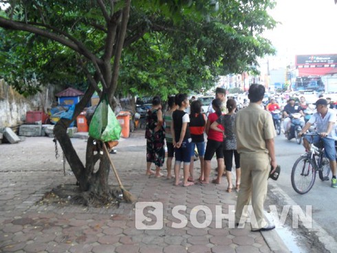 Phát hiện thi thể bé trai bên cạnh thùng rác - ảnh 1