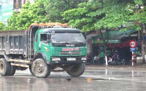 Va chạm ôtô giữa ngã tư, 2 vợ chồng thương vong - ảnh 1