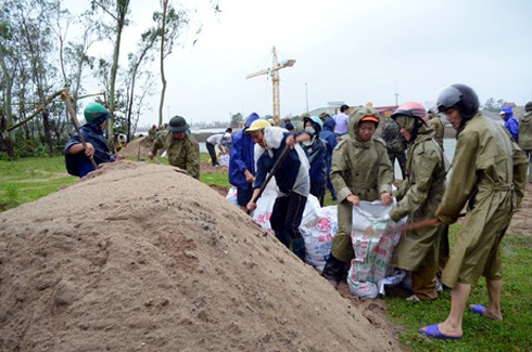 Những hình ảnh đầu tiên của cơn bão số 5 tại Quảng Ninh - ảnh 2