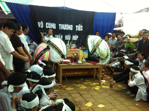 Chìm tàu khách: Đám tang đẫm lệ người nhường mạng sống - ảnh 1