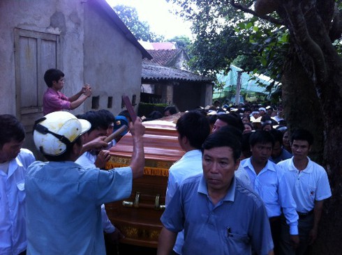 Chìm tàu khách: Đám tang đẫm lệ người nhường mạng sống - ảnh 2