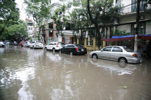 Hà Nội tái hiện trận lụt lịch sử năm 2008 - ảnh 1