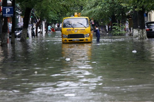 Hà Nội tái hiện trận lụt lịch sử năm 2008 - ảnh 4