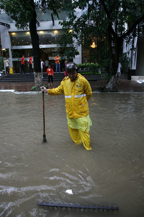 Hà Nội tái hiện trận lụt lịch sử năm 2008 - ảnh 7