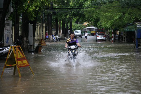 Hà Nội tái hiện trận lụt lịch sử năm 2008 - ảnh 20