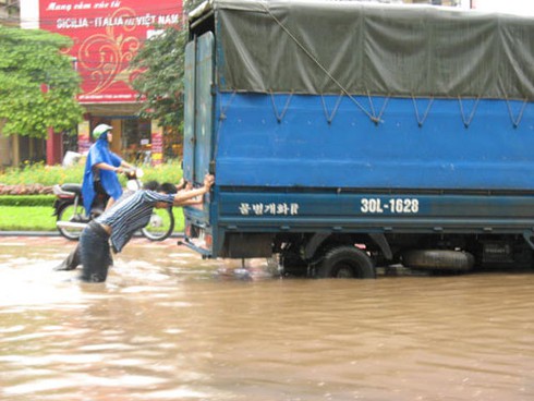 Hà Nội tái hiện trận lụt lịch sử năm 2008 - ảnh 17