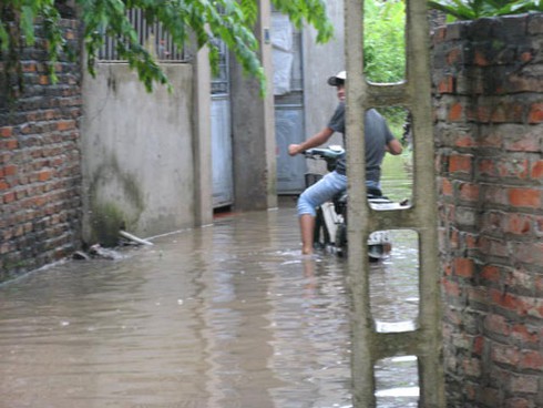 Hà Nội tái hiện trận lụt lịch sử năm 2008 - ảnh 12