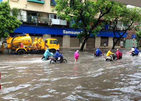 Hà Nội tái hiện trận lụt lịch sử năm 2008 - ảnh 27