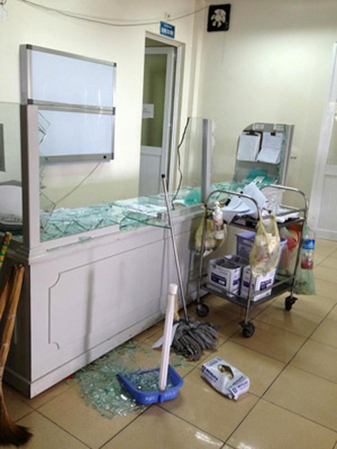 Bệnh nhân sốc thuốc chết, người nhà phá BV, đánh bác sỹ - ảnh 1