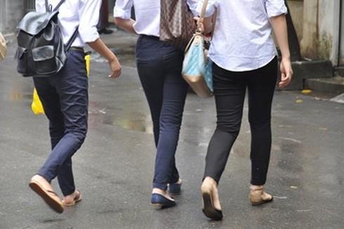 Mặc quần bó: 100 học sinh bị đuổi về - ảnh 1