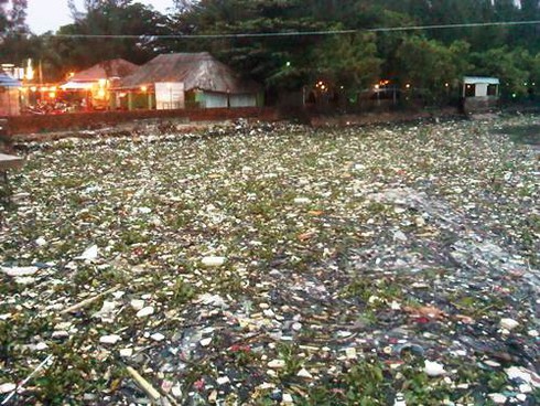 Kinh hoàng rác tấn công biển Rạch Giá - ảnh 1