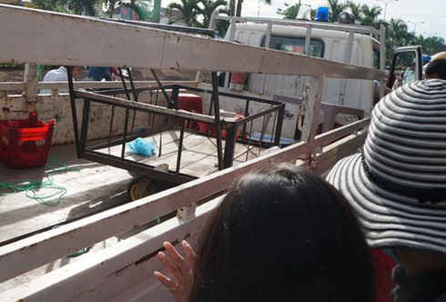 Bị thu đồ, cụ ông chui xuống nằm dưới gầm xe CSGT - ảnh 2