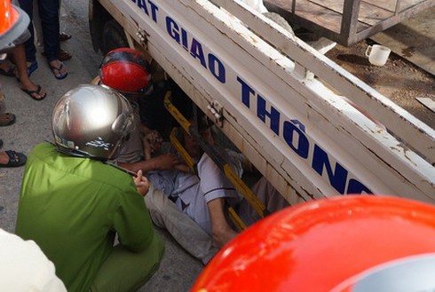 Bị thu đồ, cụ ông chui xuống nằm dưới gầm xe CSGT - ảnh 3