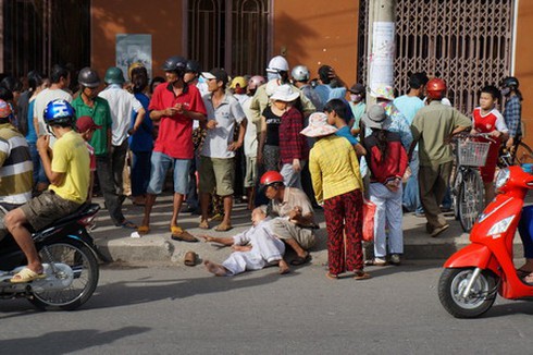 Bị thu đồ, cụ ông chui xuống nằm dưới gầm xe CSGT - ảnh 4