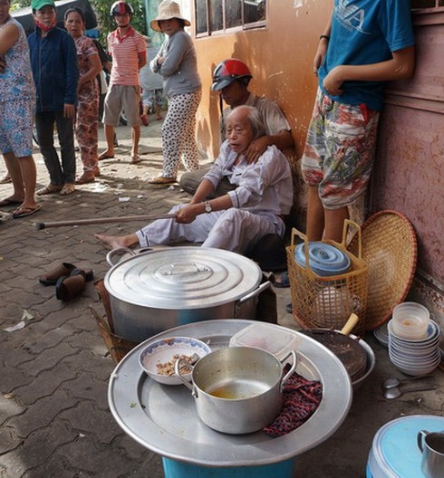 Bị thu đồ, cụ ông chui xuống nằm dưới gầm xe CSGT - ảnh 5