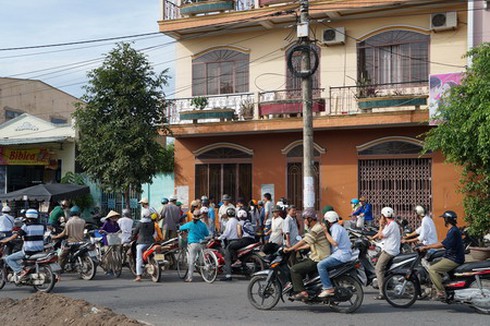 Bị thu đồ, cụ ông chui xuống nằm dưới gầm xe CSGT - ảnh 6