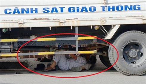 Bị thu đồ, cụ ông chui xuống nằm dưới gầm xe CSGT - ảnh 1