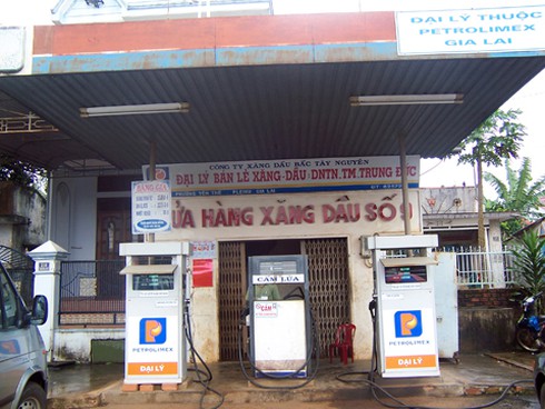 Cây xăng ăn cắp gần 2.000 lít một tháng - ảnh 1
