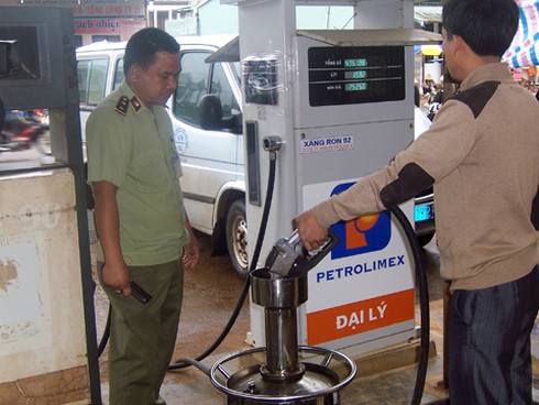 Cây xăng ăn cắp gần 2.000 lít một tháng - ảnh 2